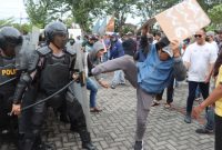 Personil Polres Demak memperagakan simulasi Sistem Pengamanan Kota (Sispam Kota) di Stadion Sultan Fatah Demak, Jumat (6/3/2026).

