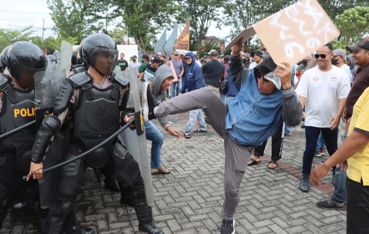 Personil Polres Demak memperagakan simulasi Sistem Pengamanan Kota (Sispam Kota) di Stadion Sultan Fatah Demak, Jumat (6/3/2026).
