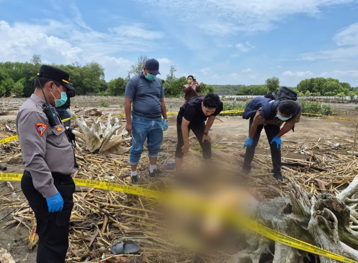 Petugas Polres Demak melakukan olah tempat kejadian perkara (TKP).
Sesosok jenazah tanpa identitas di kawasan Pantai Glagah Wangi Istambul, Desa Tambakbulusan, Kecamatan Karangtengah, Kabupaten Demak, Sabtu (7/3/2026).