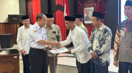BAZNAS Kabupaten Wonosobo menyerahkan SK Unit Pengumpul Zakat (UPZ) kepada 47 masjid dalam program Menara Masjid, di Ruang Mangunkusumo, Rabu (11/3/2026).
