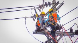 Petugas PLN UID Jawa Tengah melakukan perawatan kelistrikan.
