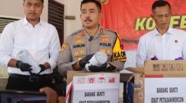 Kapolres Demak, AKBP Arrizal Samelino Gandasaputra (tengah), saat pemusnahan ribuan botol miras hasil Operasi Pekat Candi 2026, di Pendopo Parama Satwika Mapolres Demak, Kamis (12/3/2026).