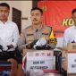 Kapolres Demak, AKBP Arrizal Samelino Gandasaputra (tengah), saat pemusnahan ribuan botol miras hasil Operasi Pekat Candi 2026, di Pendopo Parama Satwika Mapolres Demak, Kamis (12/3/2026).