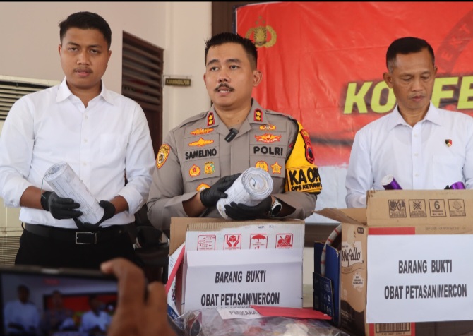 Kapolres Demak, AKBP Arrizal Samelino Gandasaputra (tengah), saat pemusnahan ribuan botol miras hasil Operasi Pekat Candi 2026, di Pendopo Parama Satwika Mapolres Demak, Kamis (12/3/2026).