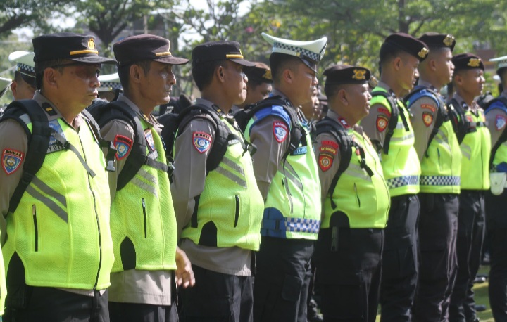 Ratusan anggota Polres Demak mengiluti Apel Gelar Pasukan Operasi Ketupat Candi 2026 di Lapangan Wicaksana Laghawa, Kamis (12/3/2026). 