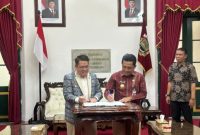 Bupati Wonosobo, Afif Nurhidayat bersama Direktur PT Tribaliv Green Solutions, Trigo Neo Starden, menandatangani proyek pengolahan sampah menjadi energi ramah lingkungan atau waste-to-energy di Ruang Perundingan Pendopo Bupati Wonosobo, Jumat (13/3/2026).