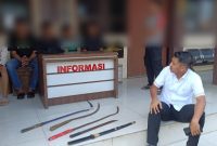Satreskrim Polres Demak amankan tiga remaja dan sejumlah senjata tajam dalam kasus kekerasan di Desa Batursari, Kecamatan Mranggen, Kabupaten Demak, Minggu (8/3/2026).