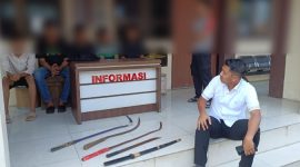 Satreskrim Polres Demak amankan tiga remaja dan sejumlah senjata tajam dalam kasus kekerasan di Desa Batursari, Kecamatan Mranggen, Kabupaten Demak, Minggu (8/3/2026).