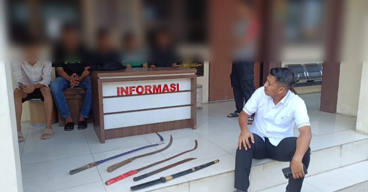 Satreskrim Polres Demak amankan tiga remaja dan sejumlah senjata tajam dalam kasus kekerasan di Desa Batursari, Kecamatan Mranggen, Kabupaten Demak, Minggu (8/3/2026).