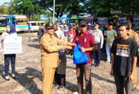 Bupati Rembang, H. Harno, menyerahkan bingkisan lebaran berupa paket sembilan bahan pokok (sembako) kepada awak angkutan umum dan juru parkir, Senin (16/3/2026).