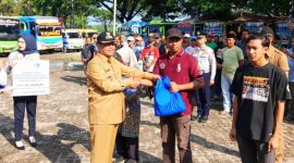 Bupati Rembang, H. Harno, menyerahkan bingkisan lebaran berupa paket sembilan bahan pokok (sembako) kepada awak angkutan umum dan juru parkir, Senin (16/3/2026).