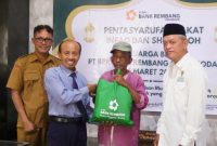 Direktur Utama Bank Rembang, Ahmad Nawawi, menyerahkan bantuan paket sembako kepada warga, Senin (16/3/2026).