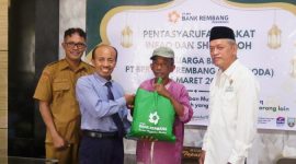 Direktur Utama Bank Rembang, Ahmad Nawawi, menyerahkan bantuan paket sembako kepada warga, Senin (16/3/2026).