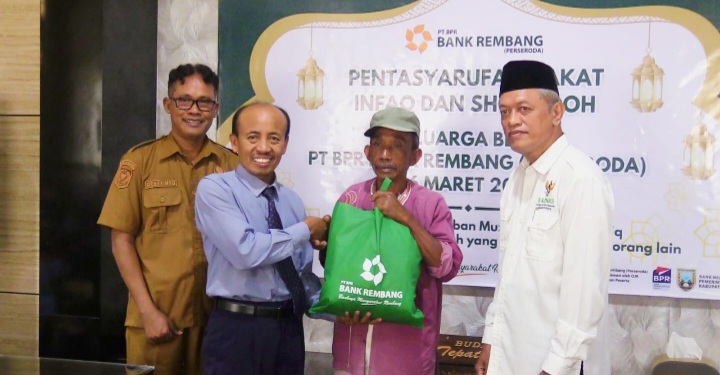Direktur Utama Bank Rembang, Ahmad Nawawi, menyerahkan bantuan paket sembako kepada warga, Senin (16/3/2026).