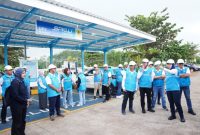 Direktur Distribusi PT PLN (Persero),  Arsyadani G. Akmalaputri (kanan) meninjau kesiapan SPKLU di Rest Area 343A Batang, Senin (16/3).