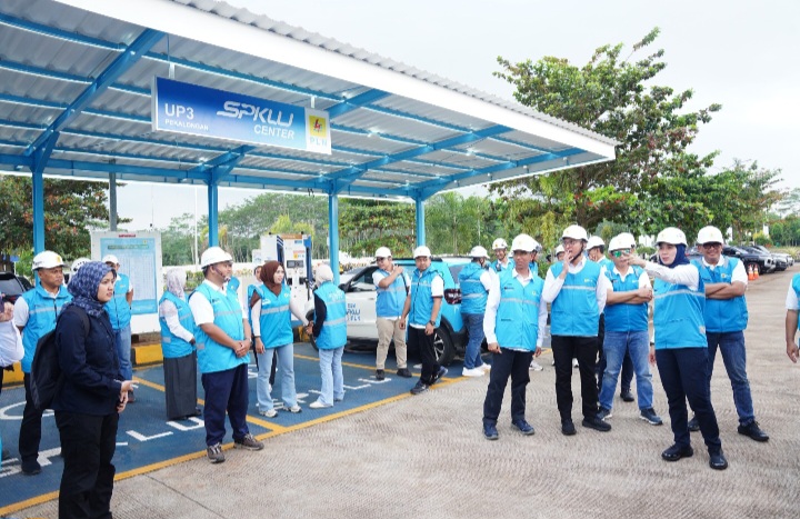 Direktur Distribusi PT PLN (Persero),  Arsyadani G. Akmalaputri (kanan) meninjau kesiapan SPKLU di Rest Area 343A Batang, Senin (16/3).