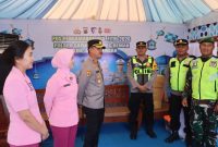 Kapolres Demak, AKBP Samel bersama Ketua Bhayangkari Cabang Demak Ny. Serly Samelino meninjau  Pos Pengamanan (Pospam) lebaran Idul Fitri 1447 Hijriah di Kabupaten Demak, Selasa (17/3/2026).