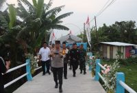 Kapolres Demak, Arrizal Samelino Gandasaputra, bersama warga Desa Banjarejo, Kecamatan Guntur, meresmikan Jembatan Merah Putih di Sungai Setu, Dukuh Gabus, Selasa (17/3/2026) sore.