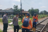 Anggota Polsek Karangawen, Polres Demak bersama Satuan Tugas PPJ Daop IV Semarang melakukan pengecekan jalur rel kereta api di perlintasan tanpa palang di Desa Brambang, Kecamatan Karangawen, Kabupaten Demak, Rabu (18/3/2026).