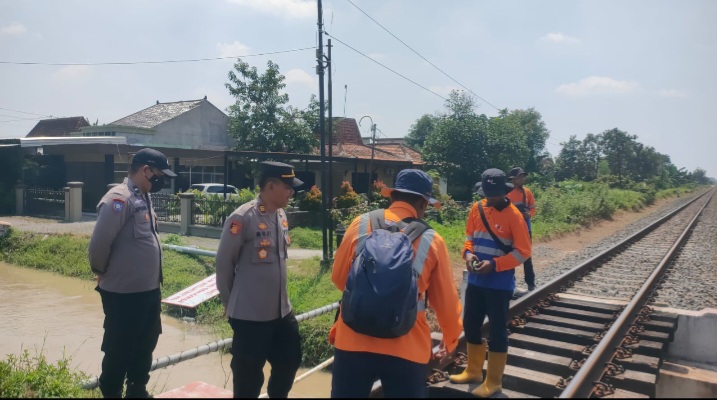 Anggota Polsek Karangawen, Polres Demak bersama Satuan Tugas PPJ Daop IV Semarang melakukan pengecekan jalur rel kereta api di perlintasan tanpa palang di Desa Brambang, Kecamatan Karangawen, Kabupaten Demak, Rabu (18/3/2026).