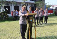 Kapolres Demak, AKBP Arrizal Samelino Gandasaputra, memimpin apel pagi di Lapangan Wicaksana Laghawa Mapolres Demak, Kamis (19/3/2026).