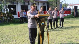 Kapolres Demak, AKBP Arrizal Samelino Gandasaputra, memimpin apel pagi di Lapangan Wicaksana Laghawa Mapolres Demak, Kamis (19/3/2026).