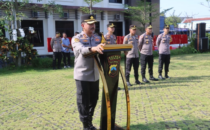 Kapolres Demak, AKBP Arrizal Samelino Gandasaputra, memimpin apel pagi di Lapangan Wicaksana Laghawa Mapolres Demak, Kamis (19/3/2026).