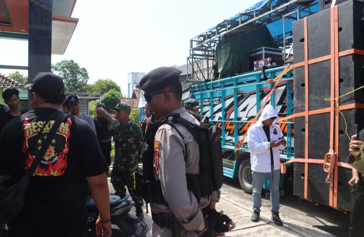 Kepolisian Resor Demak mengamankan dua unit sound horeg beserta truk pengangkutnya yang rencananya digunakan pada malam takbir di Desa Ngaluran, Kecamatan Karanganyar, Kamis (19/3/2026).
