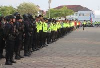 Personel gabungan dari TNI, Polri, Dinas Perhubungan, Dinas Kesehatan, Satpol PP, BPBD, PMI, Senkom, dan Linmas mengikuti apel pengamanan malam takbir Idul Fitri 1447 Hijriah di Alun-alun Demak, Jumat (20/3/2026) sore. 