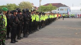 Personel gabungan dari TNI, Polri, Dinas Perhubungan, Dinas Kesehatan, Satpol PP, BPBD, PMI, Senkom, dan Linmas mengikuti apel pengamanan malam takbir Idul Fitri 1447 Hijriah di Alun-alun Demak, Jumat (20/3/2026) sore. 