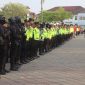 Personel gabungan dari TNI, Polri, Dinas Perhubungan, Dinas Kesehatan, Satpol PP, BPBD, PMI, Senkom, dan Linmas mengikuti apel pengamanan malam takbir Idul Fitri 1447 Hijriah di Alun-alun Demak, Jumat (20/3/2026) sore. 