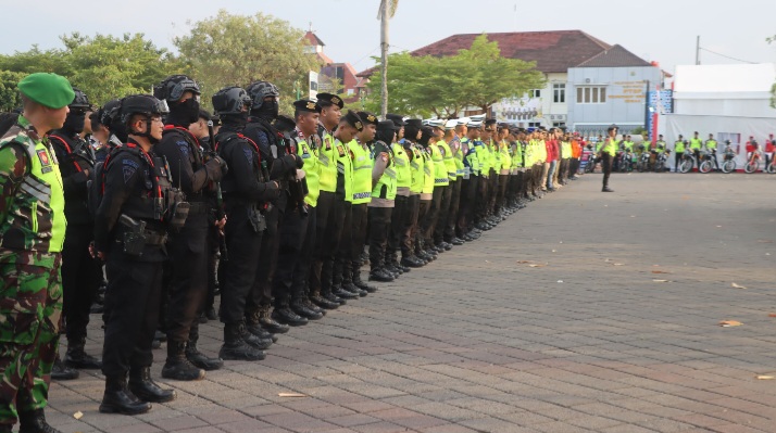 Personel gabungan dari TNI, Polri, Dinas Perhubungan, Dinas Kesehatan, Satpol PP, BPBD, PMI, Senkom, dan Linmas mengikuti apel pengamanan malam takbir Idul Fitri 1447 Hijriah di Alun-alun Demak, Jumat (20/3/2026) sore. 