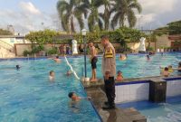 Anggota Polres Demak siaga di salah satu obyek wisata di Kabupaten Demak.