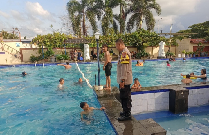 Anggota Polres Demak siaga di salah satu obyek wisata di Kabupaten Demak.