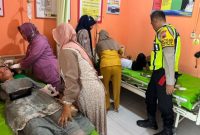 Anggota Polres Demak memberikan pertolongan kepada korban kericuhan pentas orkes musik Romansa di Lapangan Desa Wilalung, Kecamatan Gajah, Kabupaten Demak, Senin (23/3/2026).
