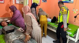Anggota Polres Demak memberikan pertolongan kepada korban kericuhan pentas orkes musik Romansa di Lapangan Desa Wilalung, Kecamatan Gajah, Kabupaten Demak, Senin (23/3/2026).
