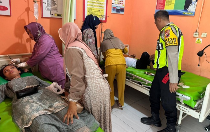 Anggota Polres Demak memberikan pertolongan kepada korban kericuhan pentas orkes musik Romansa di Lapangan Desa Wilalung, Kecamatan Gajah, Kabupaten Demak, Senin (23/3/2026).
