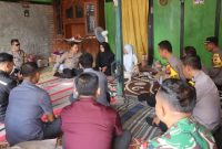 Kapolres Demak, AKBP Arrizal Samelino bersama Pejabat Utama Polres Demak mengunjungi rumah duka korban ledakan petasan anak sekolah dasar di Desa Dempet, Kecamatan Dempet, Selasa (24/3/26). 