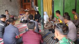 Kapolres Demak, AKBP Arrizal Samelino bersama Pejabat Utama Polres Demak mengunjungi rumah duka korban ledakan petasan anak sekolah dasar di Desa Dempet, Kecamatan Dempet, Selasa (24/3/26). 