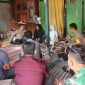 Kapolres Demak, AKBP Arrizal Samelino bersama Pejabat Utama Polres Demak mengunjungi rumah duka korban ledakan petasan anak sekolah dasar di Desa Dempet, Kecamatan Dempet, Selasa (24/3/26). 