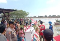 Anggota Polres Demak siaga di Pantai Tirem Onggojoyo di Kecamatan Wedung, pasca Hari Raya Idul Fitri 1447 Hijriah.