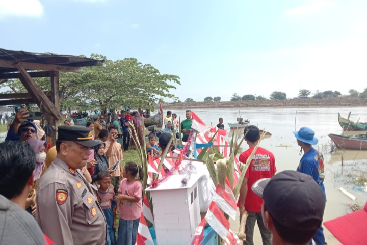Anggota Polres Demak siaga di Pantai Tirem Onggojoyo di Kecamatan Wedung, pasca Hari Raya Idul Fitri 1447 Hijriah.