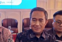 Kepala Otoritas Jasa Keuangan (OJK) Jawa Tengah dan DIY, Hidayat Prabowo (tengah) saat diwawancarai wartawan di kantornya, Rabu (8/4).