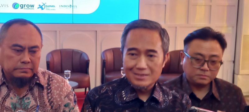 Kepala Otoritas Jasa Keuangan (OJK) Jawa Tengah dan DIY, Hidayat Prabowo (tengah) saat diwawancarai wartawan di kantornya, Rabu (8/4).