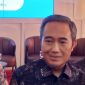 Kepala Otoritas Jasa Keuangan (OJK) Jawa Tengah dan DIY, Hidayat Prabowo (tengah) saat diwawancarai wartawan di kantornya, Rabu (8/4).