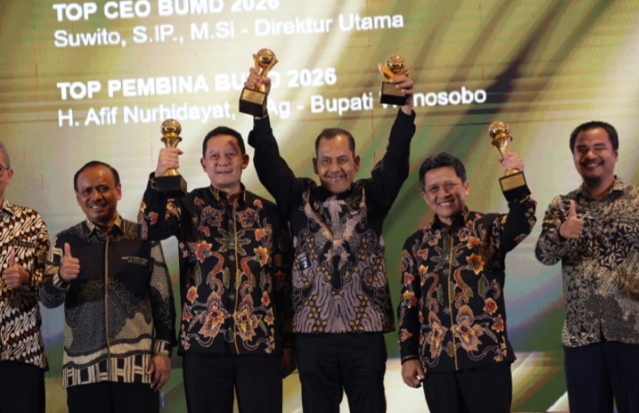 Bupati Wonosobo Afif Nurhidayat dianugerahi penghargaan TOP Pembina BUMD 2026, yang diterima langsung bersama Wakil Bupati Amir Husein.