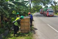 Petugas dari Dinas Perhubungan (Dishub) Kab Rembang sedang memasang tiang Lampu Penerangan Jalan Umum (LPJU) dari Kementerian Perhubungan.