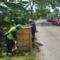 Petugas dari Dinas Perhubungan (Dishub) Kab Rembang sedang memasang tiang Lampu Penerangan Jalan Umum (LPJU) dari Kementerian Perhubungan.