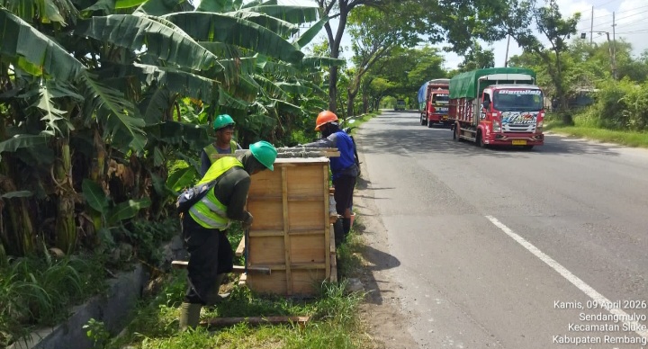Petugas dari Dinas Perhubungan (Dishub) Kab Rembang sedang memasang tiang Lampu Penerangan Jalan Umum (LPJU) dari Kementerian Perhubungan.
