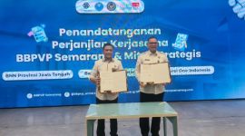Kepala BNNP Jawa Tengah, Toton Rasyid dan Kepala BBPVP Semarang, Fikri Kurniakiki melakukan penandatanganan Perjanjian Kerja Sama (PKS) di Ruang Fashion Show Stage BBPVP Semarang, Senin (13/4).